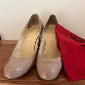 christian louboutin 
Pumps - Patent calf leather - Nude.      70 mm